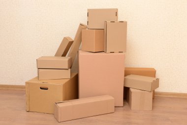 boş oda ile yığın karton: hareketli ev concept