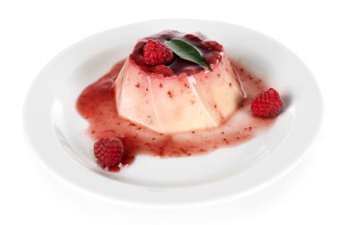 Panna cotta üzerinde beyaz izole frambuaz sos ile