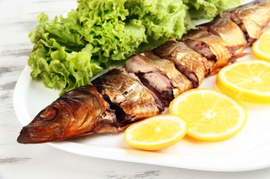 Füme Balık plaka üzerinde kapat