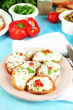 sandviç süzme peynir ve plaka üzerinde ahşap masa yakın çekim yeşil