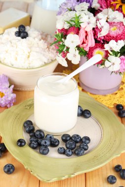 ahşap masa yakın çekim üzerinde blueberry ile taze süt ürünleri