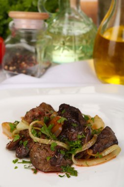 plaka yakın çekim olarak iştah açıcı kızarmış tavuk ciğeri