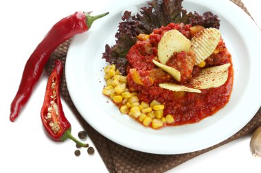 biberli Mısır carne - beyaz tabakta üzerine beyaz izole peçete üzerinde geleneksel Meksika yemeği