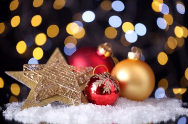 parlak arka masada güzel Noel kompozisyonu