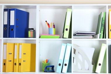 klasörler ve farklı Kırtasiye ofis raflara beyaz, yakın çekim