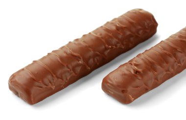 iki lezzetli çikolata bar üzerinde beyaz izole
