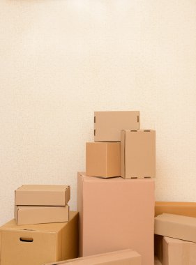 boş oda ile yığın karton: hareketli ev concept