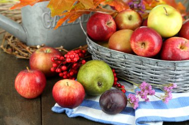 Sulu elma sepeti üzerinde tablo yakın çekim