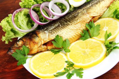 Füme Balık plaka üzerinde kapat