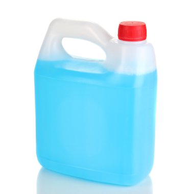 Mavi sıvı araç üzerinde beyaz izole canister içinde