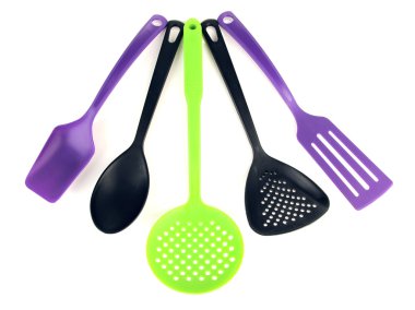 Plastik mutfak eşyaları üzerinde beyaz izole