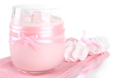 Marshmallow, üzerinde beyaz izole lezzetli yoğurt