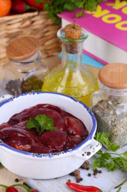 baharat ve soslar üzerinde ahşap masa yakın çekim ile tavada pişmemiş karaciğer