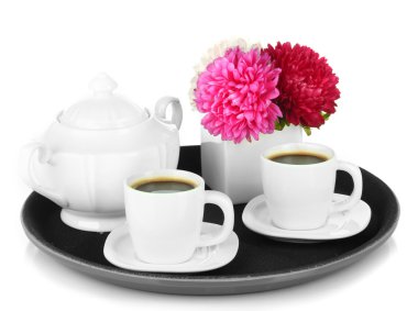 Kahve üzerine beyaz izole tepsi