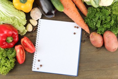 taze sebze ve baharat ve kağıt, tahta arka plan ile ilgili notlar