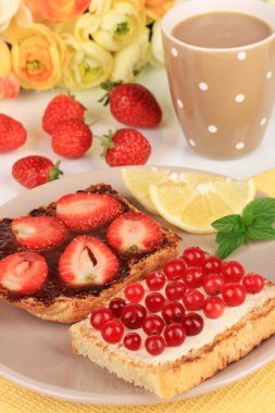 Tablo yakın çekim üzerinde meyveleri lezzetli ekmek