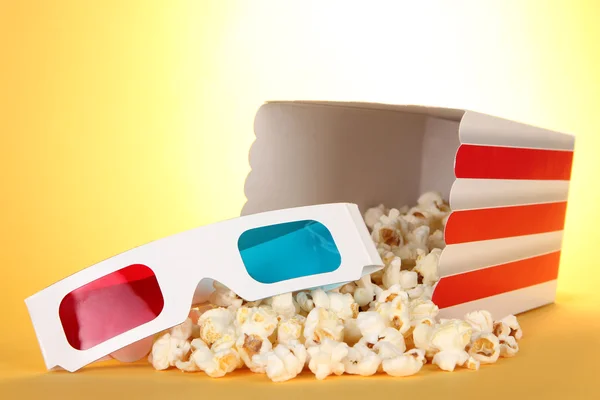 Popcorn a 3d brýle na žlutém podkladu — Stock fotografie