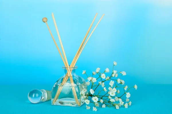 Palos aromáticos para el hogar con olor floral sobre fondo azul —  Fotos de Stock