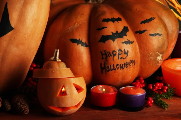 Composición para Halloween con calabazas y velas sobre fondo oscuro — Foto de Stock