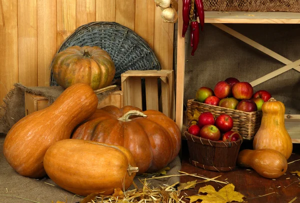 Frutas en cesta y verduras en estantes de cerca — Foto de Stock