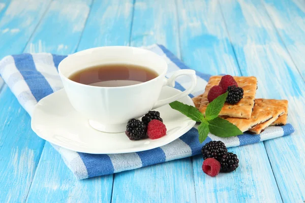 Cup of tea with cookies and berries on table close-up — Stock Photo, Image