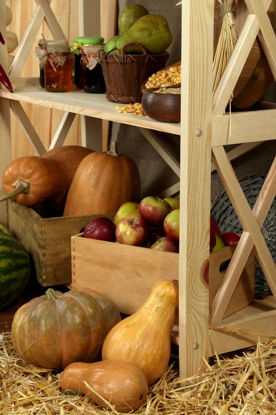 Groenten en fruit met potten van jam en kom van korrels op planken close-up — Stockfoto