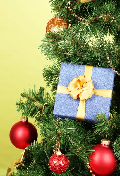 컬러 배경 크리스마스 트리 선물 — 스톡 사진