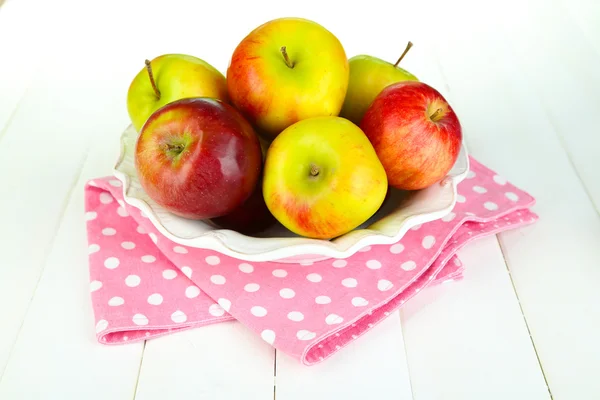 Šťavnatá jablka na štítku na bílý dřevěný stůl — Stock fotografie