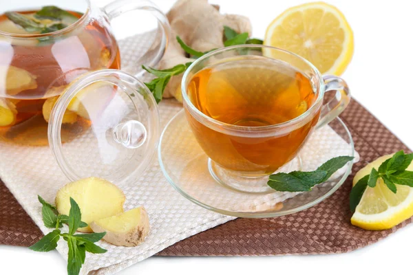 Hervidor de agua y taza de té con jengibre en servilleta aislada en blanco — Foto de Stock