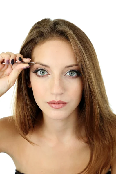 Jovem mulher arrancando sobrancelhas isoladas em branco — Fotografia de Stock