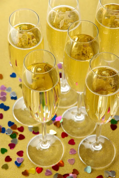 Glasögon med champagne på glänsande bakgrund — Stockfoto