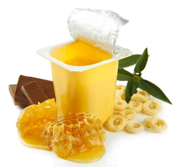 Dessert savoureux dans une tasse en plastique ouverte et peignes de miel, isolé sur blanc — Photo