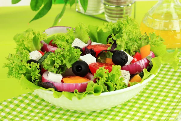 Griekse salade op plaat op tabel close-up — Stockfoto