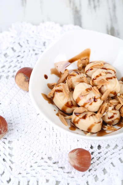 Many toffee in bowl on napkin close-up — Stock Photo, Image