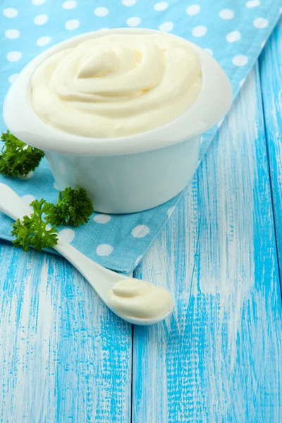 Creme de leite na tigela na mesa close-up — Fotografia de Stock