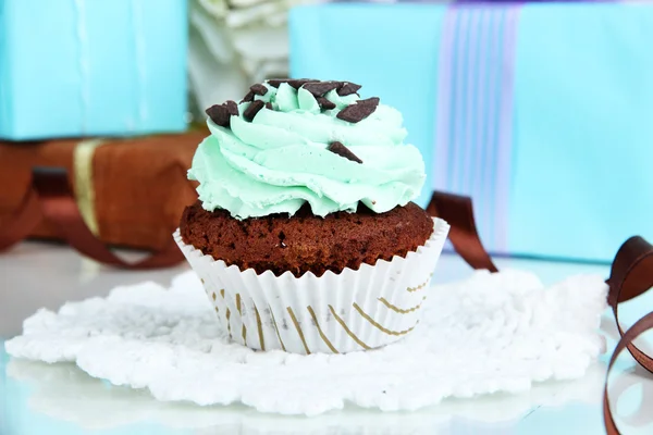 Tasty cupcake with gifts close up — Stock Photo, Image