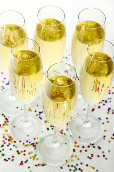 Vasos con champán sobre fondo brillante —  Fotos de Stock