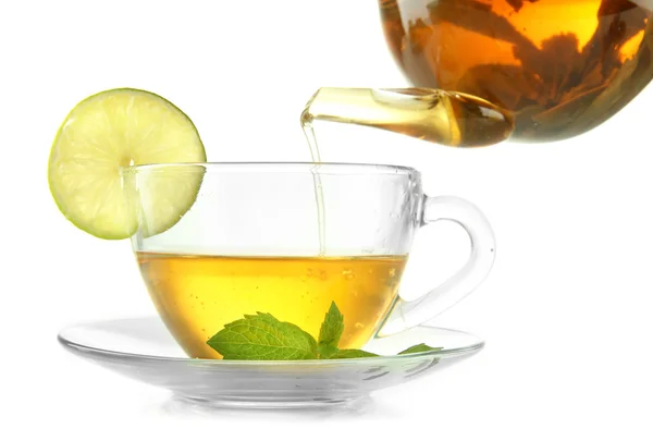 Verser le thé vert dans une tasse isolée sur du blanc — Photo