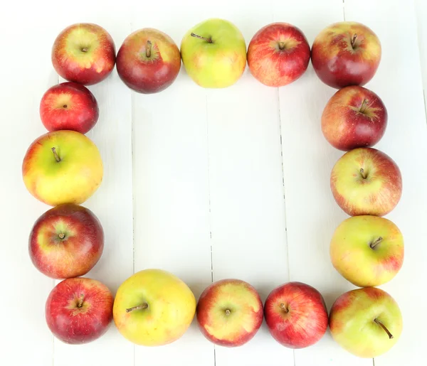 Manzanas jugosas sobre mesa de madera blanca —  Fotos de Stock