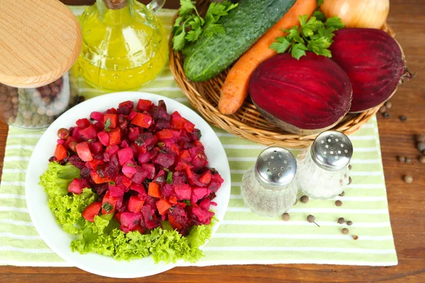 Rübensalat auf Teller auf Serviette auf Holztisch — Stockfoto