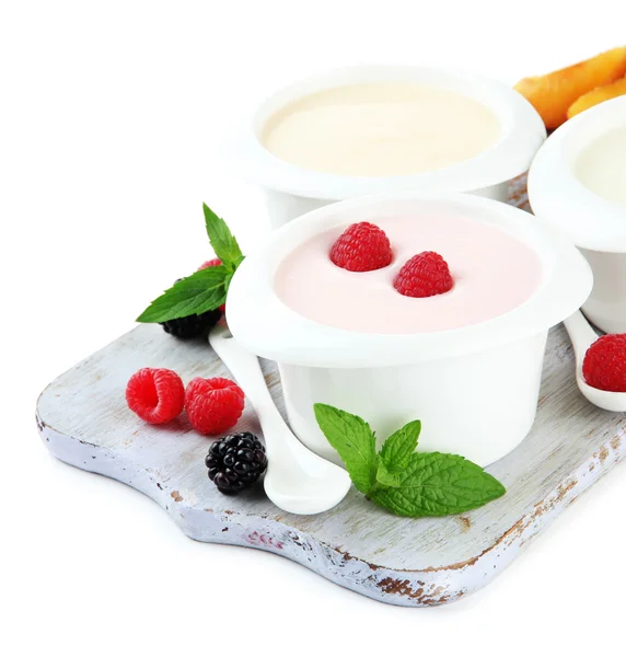 美味酸奶水果和浆果在白色隔离 — 图库照片