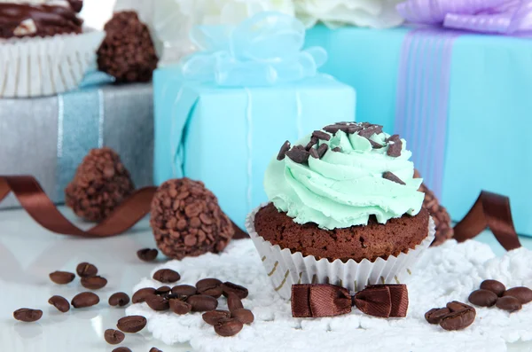 Välsmakande cupcake med gåvor på nära håll — Stockfoto