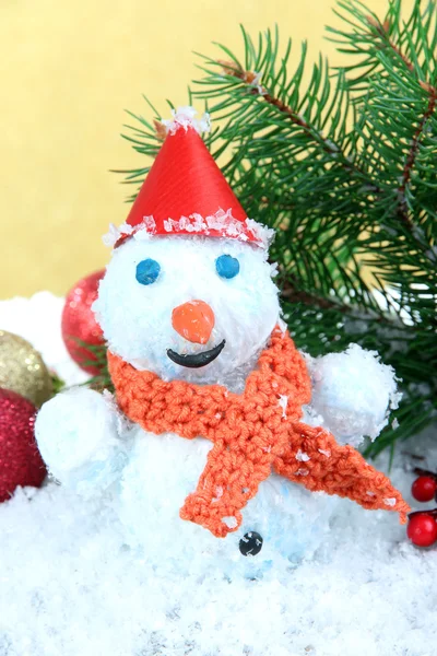 Красивый снеговик и рождественский декор, на золотом фоне — стоковое фото