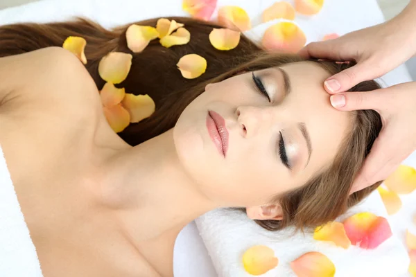 Piękna młoda kobieta podczas masażu twarzy w salonach kosmetycznych z bliska — Zdjęcie stockowe