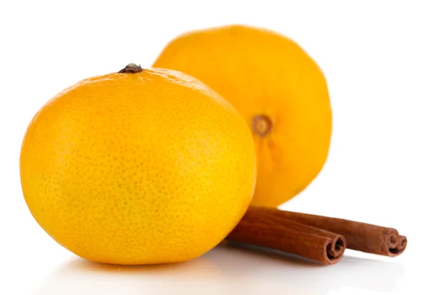 Reife Mandarinen mit Zimt isoliert auf weiß — Stockfoto