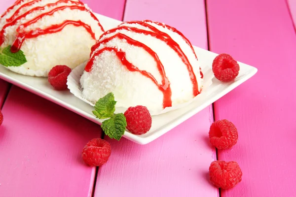 Deliziose torte di cocco sul piatto sul tavolo primo piano — Foto Stock