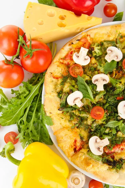 Smakelijke vegetarische pizza en groenten, close-up — Stockfoto