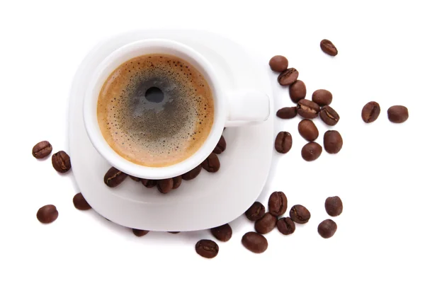 Taza de café con granos de café, aislado en blanco — Foto de Stock