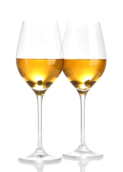 Винные бокалы с белым вином, изолированные на белом — стоковое фото