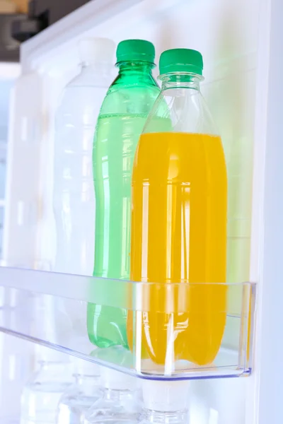 Бутылки с напитками в холодильнике — стоковое фото